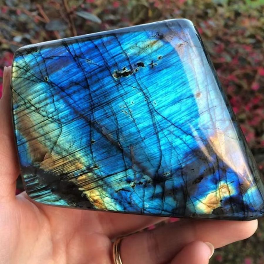 Hochwertiger Labradorit Edelstein in Blau von CrystalHola als polierte Freiform mit blauem Blitz - Bild 6