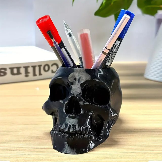 Multifunktionaler Gothic Stifthalter mit schwarzem Totenkopf als Desktop-Organizer für Büro und Make-up-Pinsel aus Kunststoff, Schwarz - Bild 1