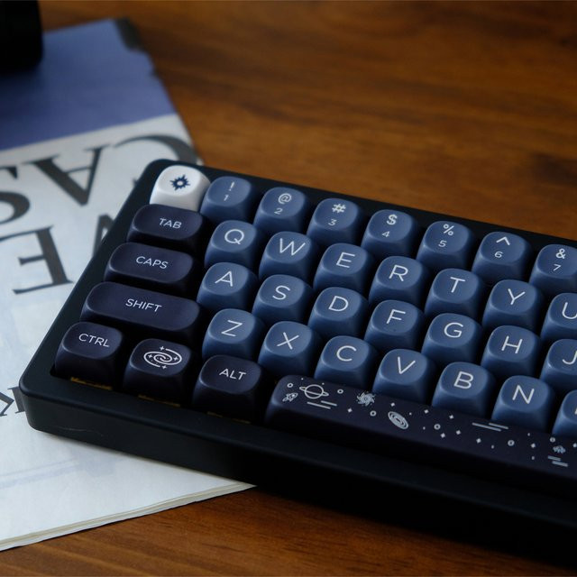 MOA Profil PBT Tastenkappen in Weiß und Multicolour mit Milchstraßen-Design, fünfseitige Sublimations-Tastenkappen für Cherry und Gateron MX mechanische Tastaturen - Bild 1