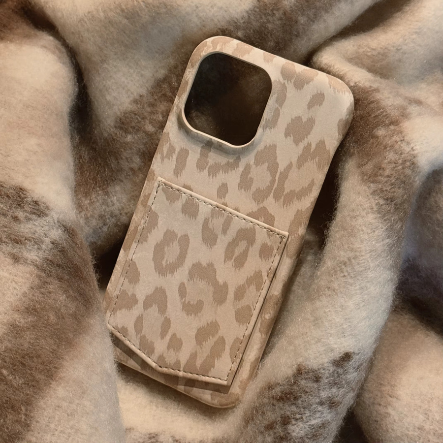 Retro Schutzhülle aus Mattleder-Imitat mit Leopardenmuster und Kartenfach für iPhone 17 16 15 14 13 Pro Max in Multicolour und Silber - Bild 4