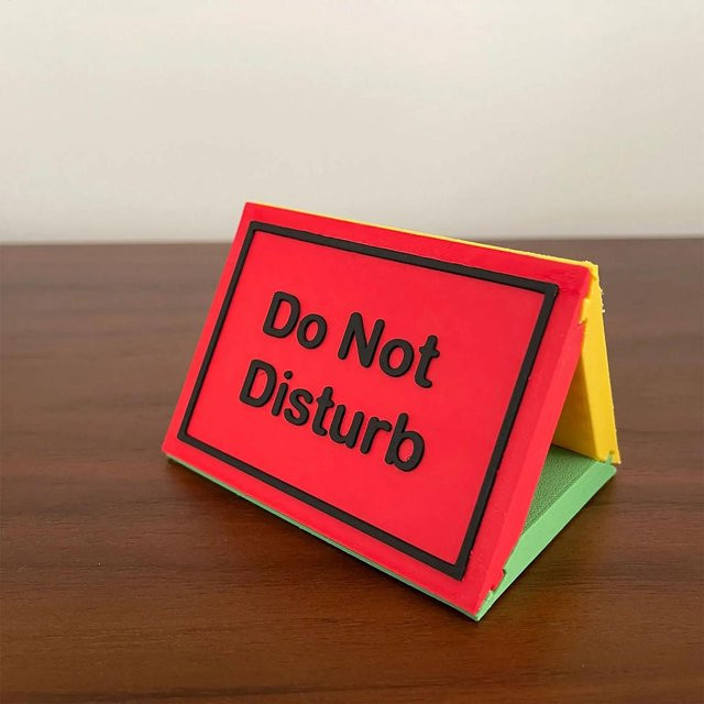 Bitte nicht stören Tischschild als 3-seitiger Schreibtisch-Indikator aus Kunststoff für Konferenzräume, Homeoffice oder Hotels - Bild 1