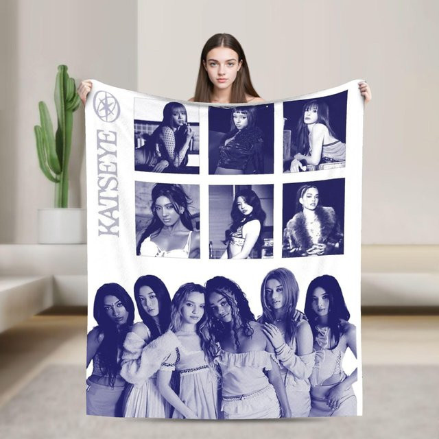 Katseye Kpop Musik Plüschdecke als warme Überwurfdecke für Bettwäsche und Wohnzimmer, Farbe: Weiß, B x H: 75 x 100 cm - Bild 1