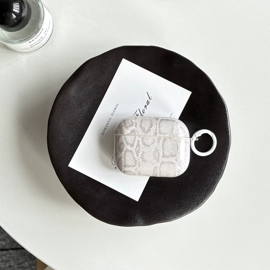 Schutzhülle für Apple AirPods Pro (1, 2, 3, 4) in Schwarz-Weiß mit Schlangenhaut-Textur - Bild 2