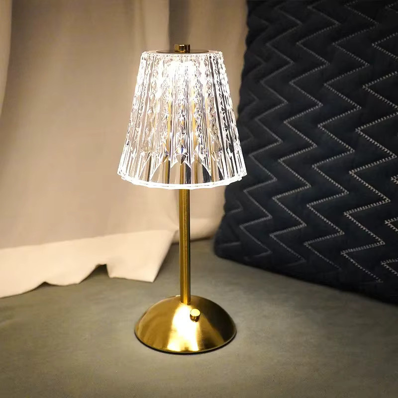 Wiederaufladbare Kristall-LED-Tischlampe mit Touch-Sensor und Dimmfunktion in Gold/Messing, transparente Dekoleuchte für Schlafzimmer und Bar, Höhe: 29,5 cm, Breite: 10,5 cm - Bild 4