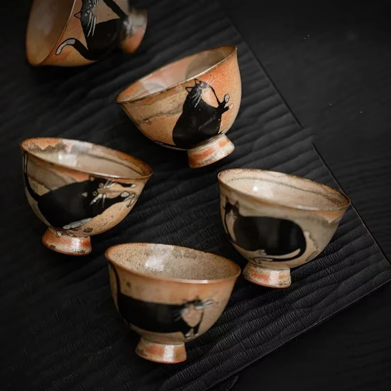 Handgefertigte japanische Vintage-Keramik-Teetasse mit Katzenmotiv für die Teezeremonie - Bild 2