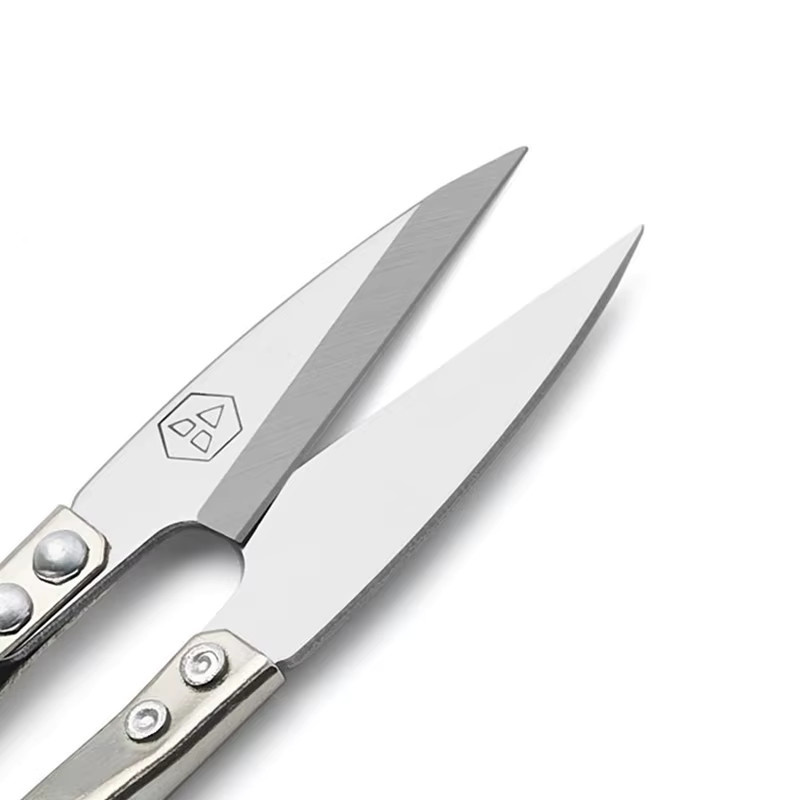 Edelstahlschere in Silber als Stickgarnschere und Nähschere für Bastelarbeiten und Kunstprojekte - Bild 3