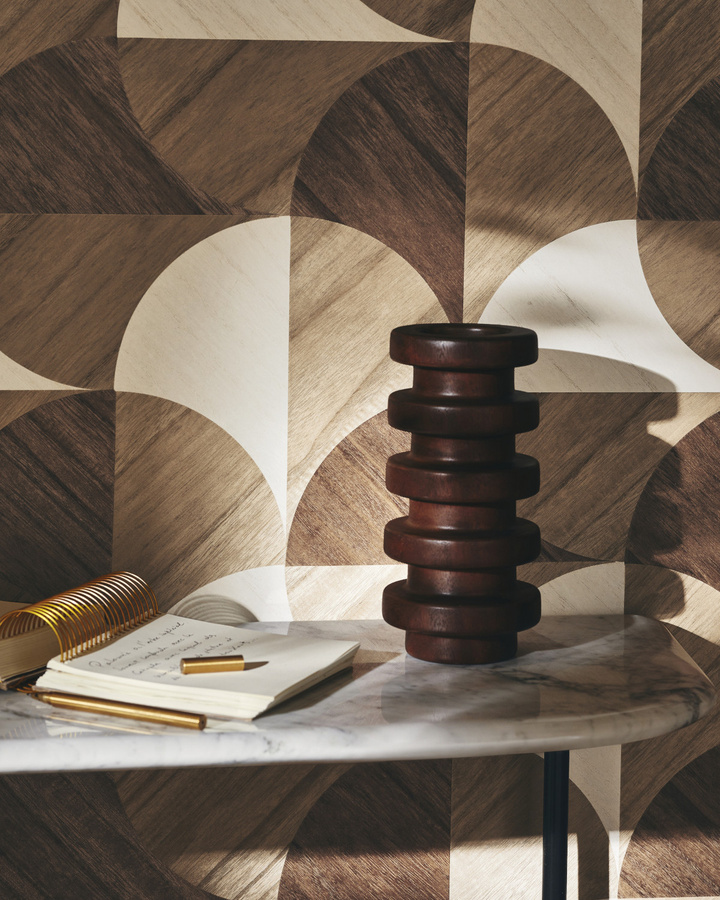 Omexco Tapete Nelumbo IM32 in Braun mit botanischem und geometrischem Design aus Vlies - Bild 3
