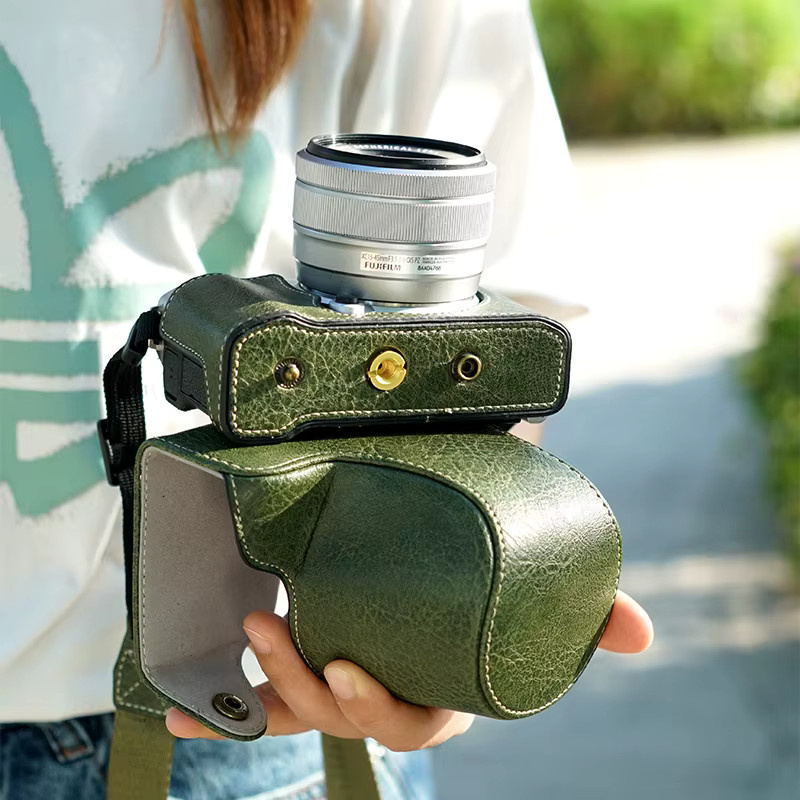 Fujifilm X-M5 Kameratasche aus Retro-Leder in Grün mit Schutzgurt und Basisabdeckung, wasserdichte halbe Hülle - Bild 3
