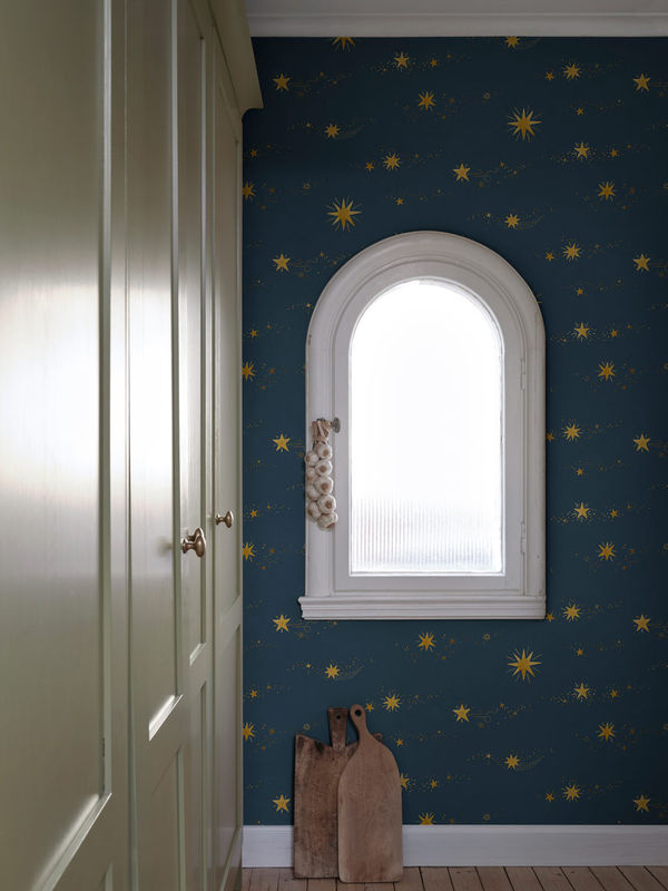 Sandberg Mural Gillis Tapete im skandinavischen Stil mit Sternen in Midnight & Blue aus Vlies - Bild 2