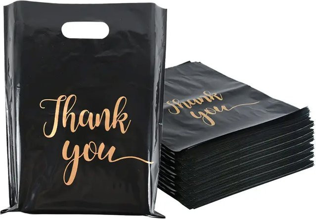 Schwarze Plastiktüten mit flachem Mund als Geschenkverpackung für Kleidung oder Socken - Bild 1
