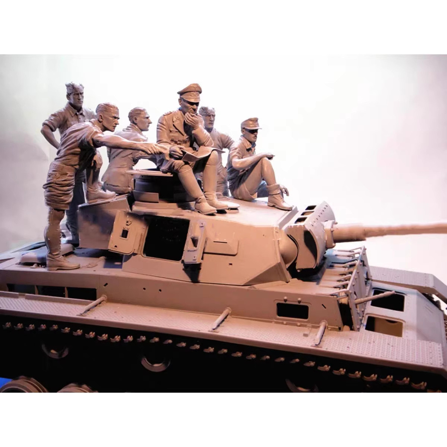 EVANOVM Panzersoldat und Kommandant, Einzelfigur, unbemalt, 1:16 - Bild 2