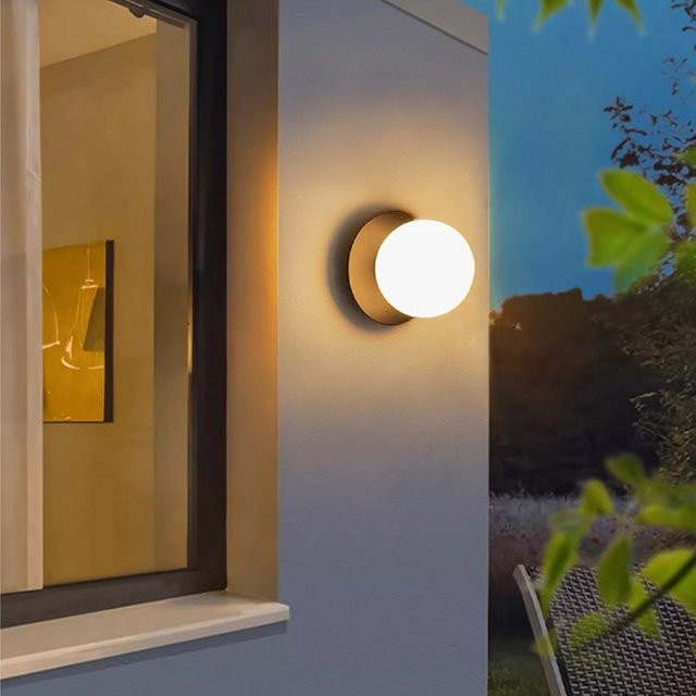 OSABO Moderne LED Wandleuchte in Weiß mit Kugelkörper aus Metall für Wohnzimmer, Schlafzimmer und Treppen, Warmweißes Licht - Bild 1
