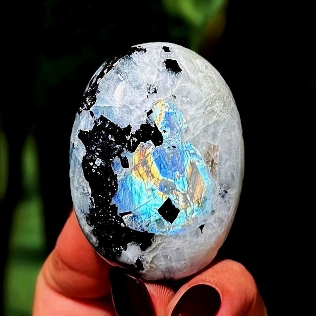 CrystalHola Regenbogen-Mondstein Schleifstein in mehrfarbig und Schwarz, schillernder Boho-Edelstein in unregelmäßiger ovaler Form - Bild 1