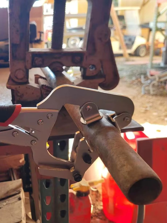 MacWork Verriegelbare Rohrklemme 10 Zoll in Silber mit schwenkbaren V-förmigen Polstern zum Klemmen von Rohren und Schläuchen für Schweißarbeiten und Reparaturen - Bild 5
