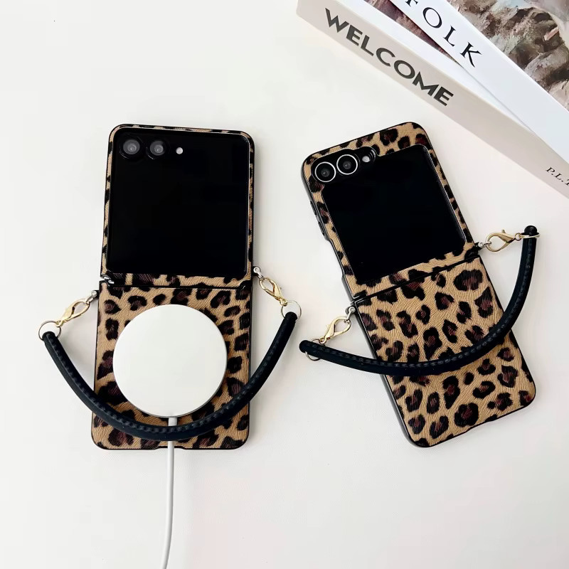 SUNWARD Handyhülle mit Leopardenmuster und MagSafe-Magnetladefunktion für Samsung Galaxy Z Flip, Silikon-Schutzhülle mit Seil, Mehrfarbig - Bild 3