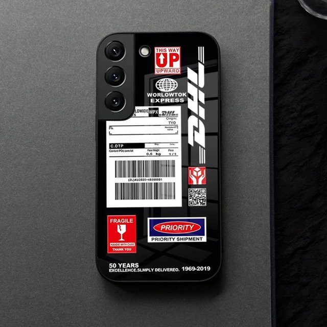 Handyhülle aus Glas mit DHL Express Etikett Design für Samsung Galaxy S25 S24 S23 S22 S21 S20 Ultra Plus A16 A34 A54 A24 in Schwarz - Bild 1