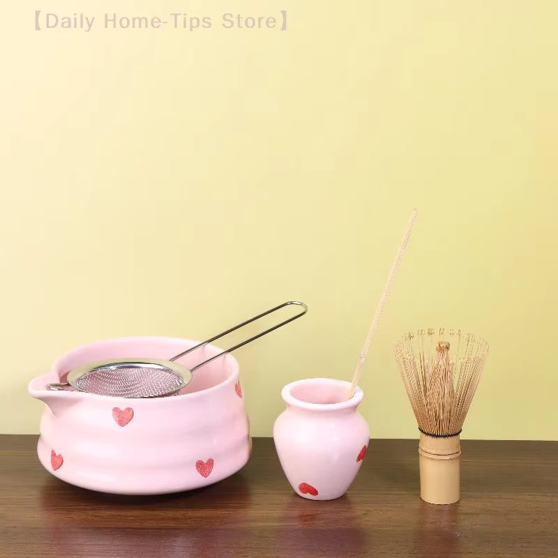 Hoeaden Matcha-Set aus Keramik in Pink mit Herz-Motiv, rund, bestehend aus Matcha-Schüssel, Bambus-Schneebesen mit Halter, Bambus-Schaufel und Sieb - Bild 3
