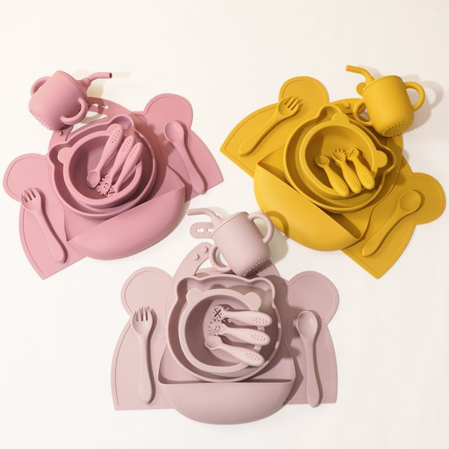 10-teiliges Silikon Baby Geschirr Set mit Lätzchen, Saugschüssel, Becher, Löffel und Gabel in Sandfarben - Bild 1