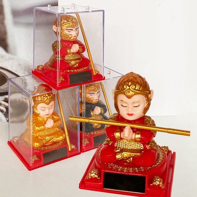 ACRDDK Sun Wukong Solarenergie Ornament Ruyi Jingu Bang Dekoration in Multicolor für Auto, Heim und Schreibtisch - Bild 1