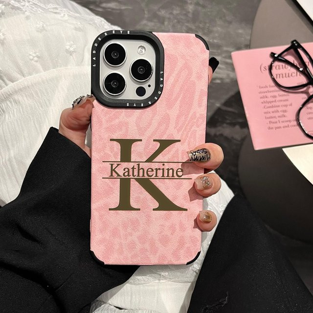 Personalisierte iPhone Hülle mit Leopardenmuster und Lasergravur Großbuchstaben in Air Gray - Bild 1