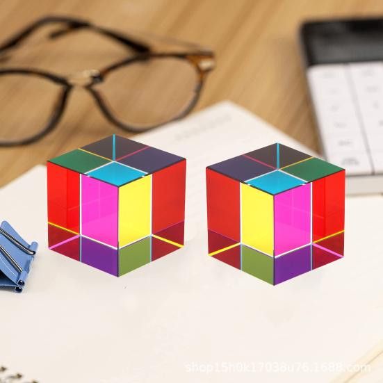 Bunter künstlicher Kristallwürfel von Beautiful Kingdom als dekoratives Prisma für Lichtbrechung und spielerisches Lernen, Multicolor, 4 cm - Bild 2