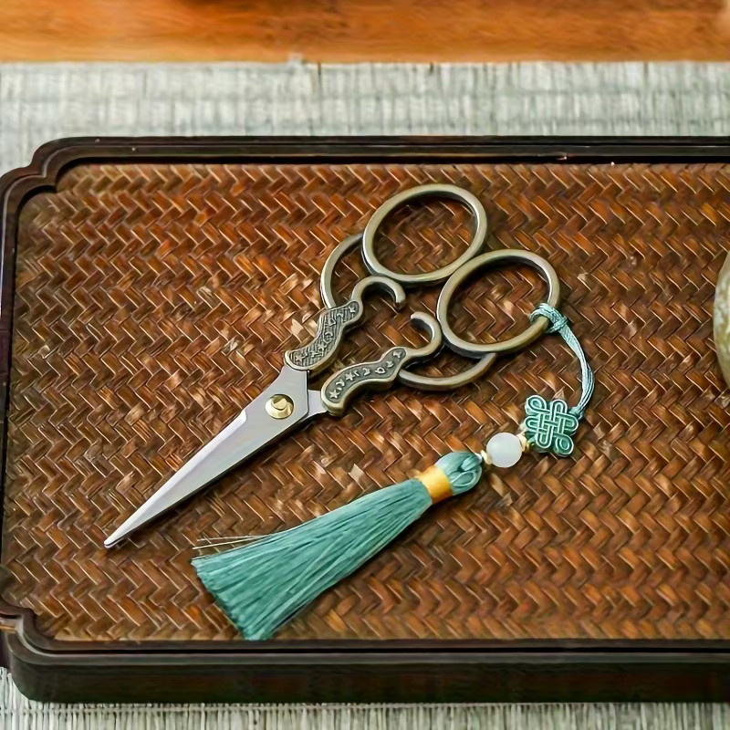 Vintage Kupferbeschichtete Schere mit Quaste aus Edelstahl in Gold und Grün für Stickerei, Nähen und Basteln - Bild 2