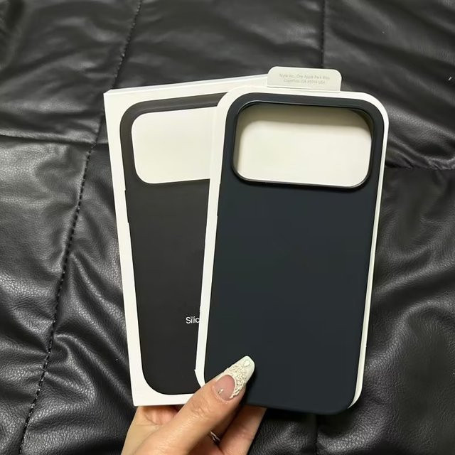 Apple Original Flüssigsilikonhülle mit MagSafe für iPhone, erhältlich in Schwarz und Grün - Bild 1
