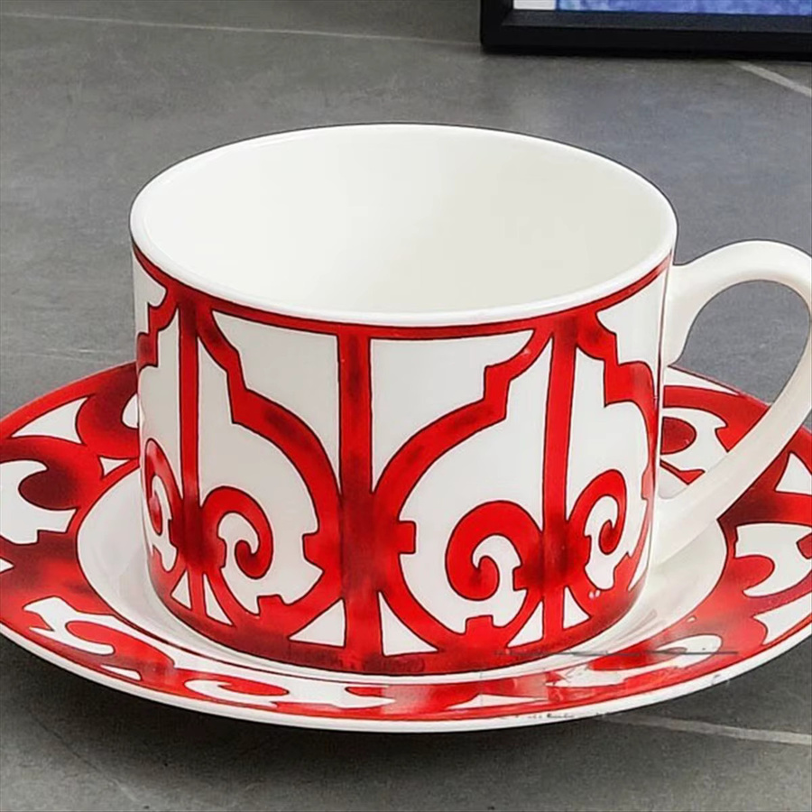 RETYLY Kaffeetassen und Untertassen Set aus Bone China in Rot - Bild 5