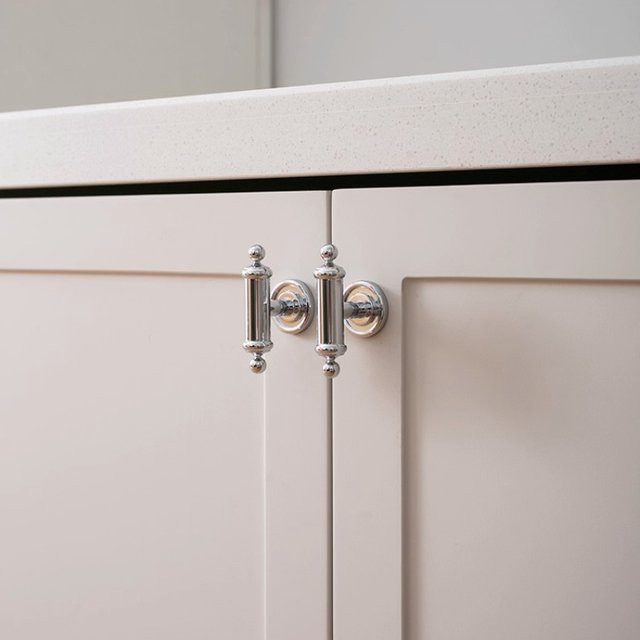 Diana's-Hardware Möbelgriff im mittelalterlichen Stil, langer Schranktürgriff und Kugelknopf aus Messing in Silber und poliertem Messing - Bild 1