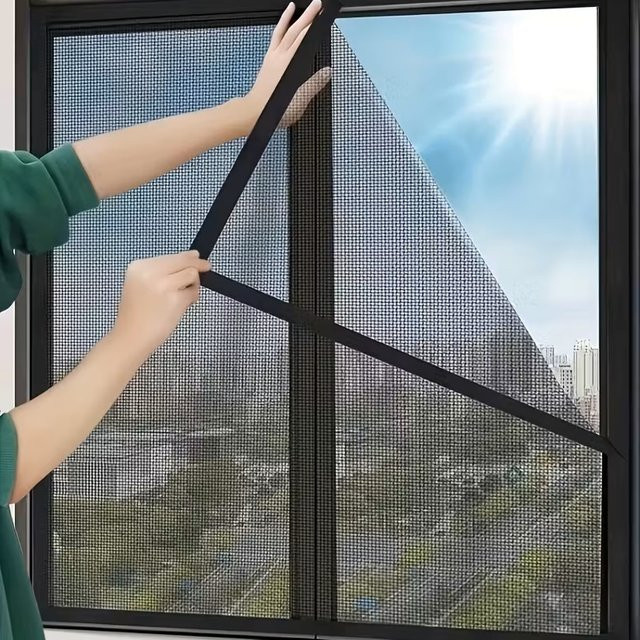 Selbstklebendes Mückenschutz-Fensterrollo in Schwarz als Insektenschutz-Moskitonetz für Fenster und Türen - Bild 1