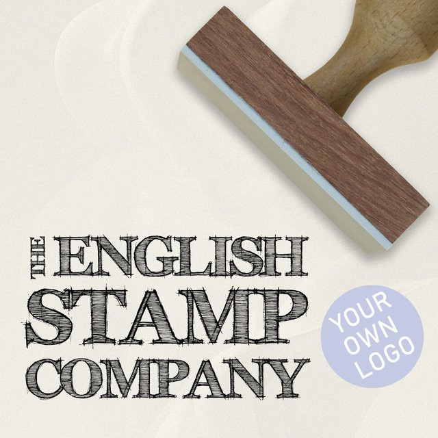 Personalisierter Naturholz-Stempel mit individuellem Logo-Bild und schwarzem Stempelkissen in Braun und Schwarz - Bild 1