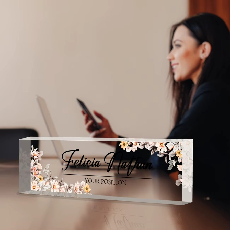 Personalisiertes Acryl-Schreibtisch-Namensschild von Hello Young mit individuellem Namen, Text und Datum in floralem Design, transparent mit roter Schrift, rechteckiges Tischschild für Büro und Dekoration - Bild 2