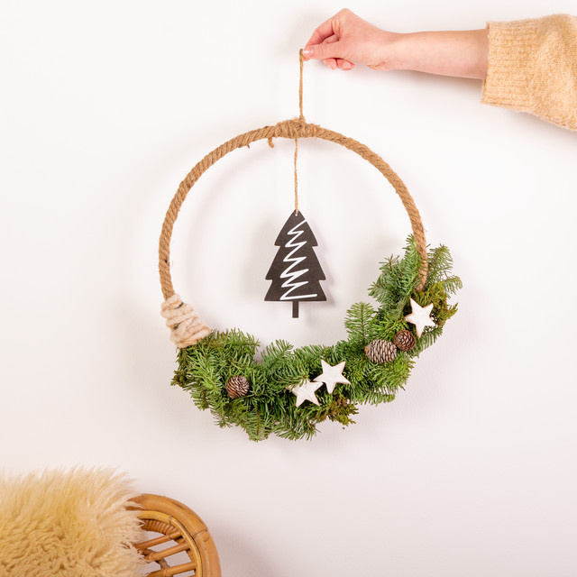 Hängender Weihnachts-Türkranz von BLUME2000 in Grün mit Stern und Tannenzapfen, Durchmesser: 30 cm - Bild 1