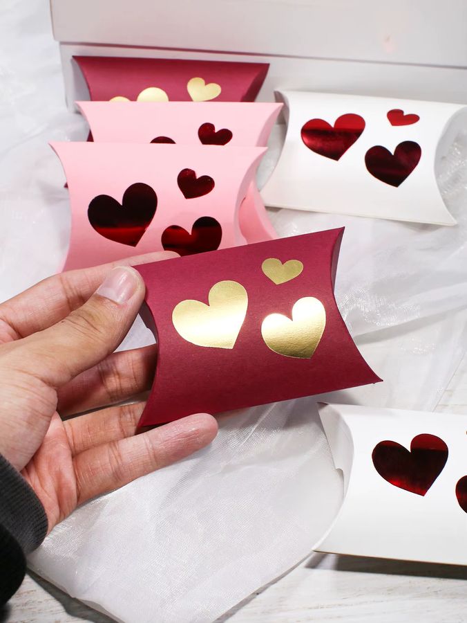 RMTPT Geschenkbox in Liebeskissenform für Valentinstag und Hochzeiten - Bild 3