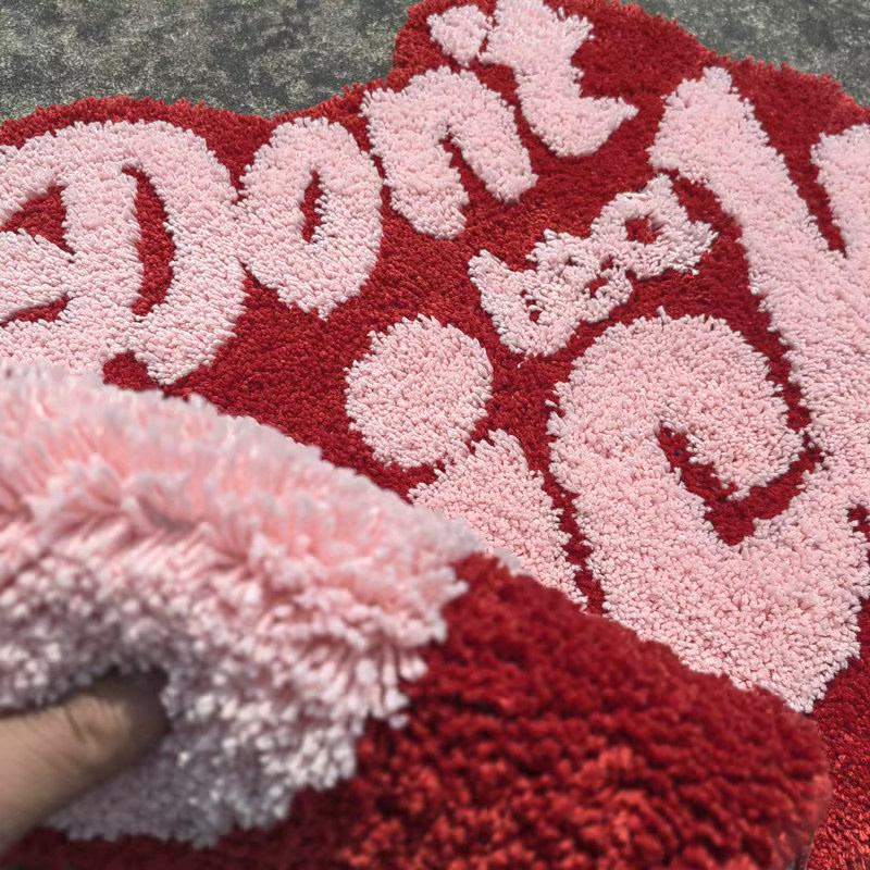 Handgefertigter Tufting Teppich von Hoodak in Rot mit abstraktem Design für Wohnzimmer, Schlafzimmer oder Badezimmer - Bild 1