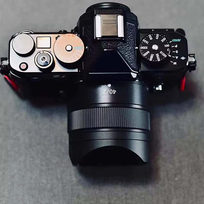 Nikon Quadratische Metall-Gegenlichtblende mit Metallhaubendeckel für NIKKOR Z 40mm F2 und Z 40mm F2.0SE in Schwarz - Bild 4