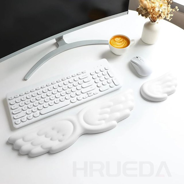 HRUEDA Tastatur-Maus-Handgelenkauflage Set mit Engelsflügel-Design aus Memory-Schaum in Lila und Weiß, ergonomisch und rutschfest für Computer und Laptop - Bild 1
