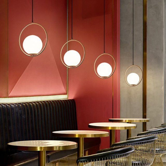 Ramalho Nordic Designer Pendelleuchte mit weißem Milchglas-Globus in Gold/Messing für Wohnzimmer und Esszimmer - Bild 1