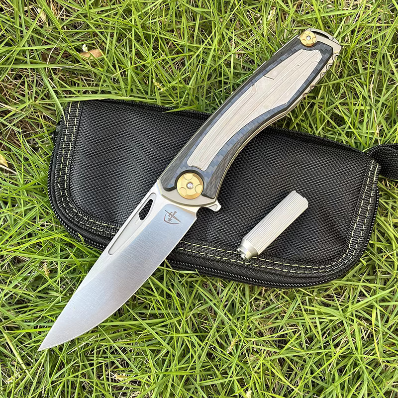 XIANGZUO Klappmesser aus Damaszener Stahl und M390 Stahl mit Carbonfaser-Titangriff in Silber - Bild 1