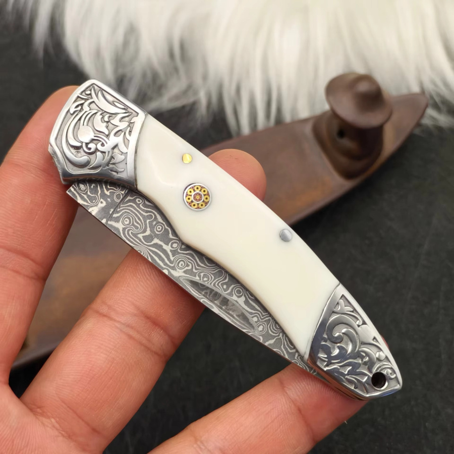 Damaszener Klappmesser mit Rinderknochen-Griff und geprägtem Stahlkopf in Weiß für Outdoor-Aktivitäten - Bild 2