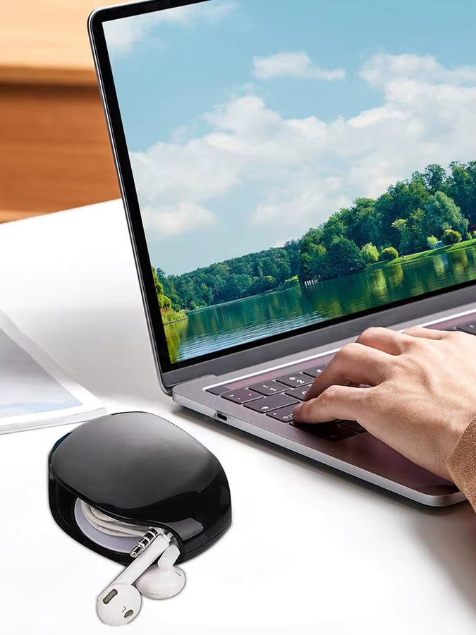 Einziehbarer Kabelwickler in Schwarz als kompakter Kabel-Organizer für USB-Ladegeräte, Datenkabel, Kopfhörer und Tablets - Bild 2