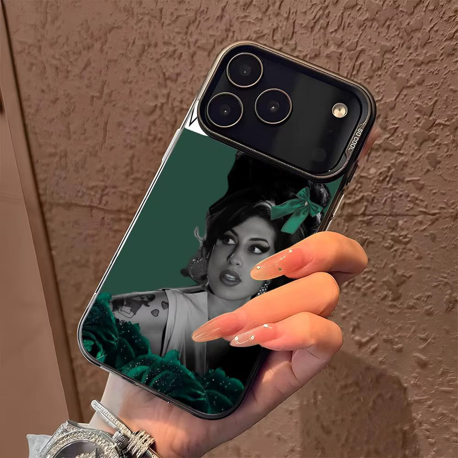 Amy Winehouse Handyhülle für iPhone 17 16 15 14 13 12 11 Pro Max in Mehrfarbig mit Matt Laser Metallic Aurora Effekt - Bild 2