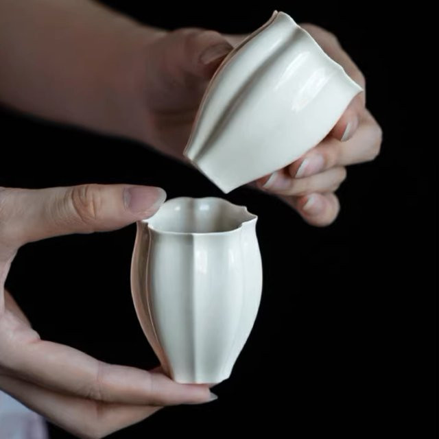 Chinesisches Kungfu-Teeset aus weißem Porzellan für die Gongfu-Teezeremonie im Zen-Stil mit Teekanne und Riechtassen - Bild 1