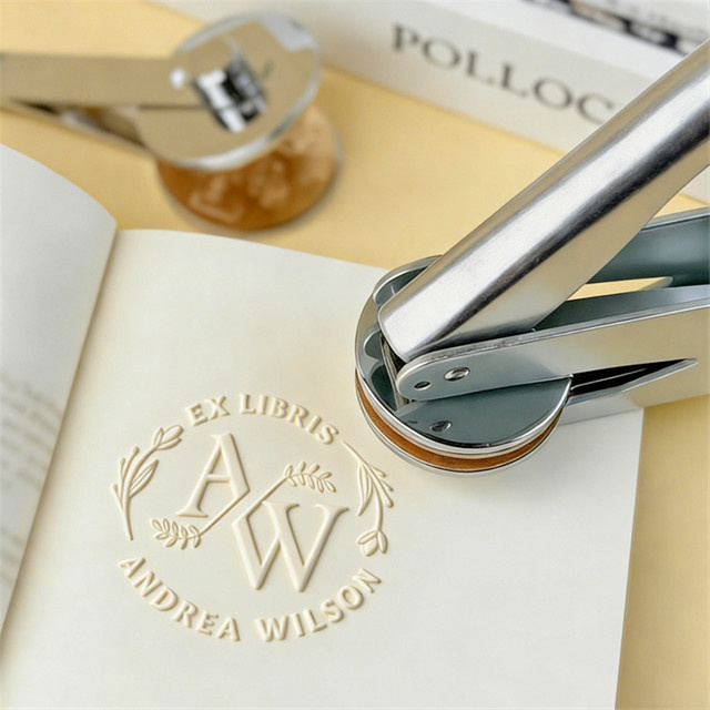 Personalisierter Buchprägestempel Bibliothek mit Monogramm als silbernes Prägesiegel aus Metall für Buchliebhaber - Bild 1