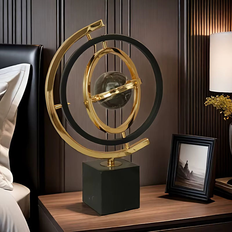 Moderne abstrakte Globus-Skulptur aus Metall in Schwarz und Gold mit rechteckiger Basis zur Dekoration für dein Zuhause oder Büro - Bild 2