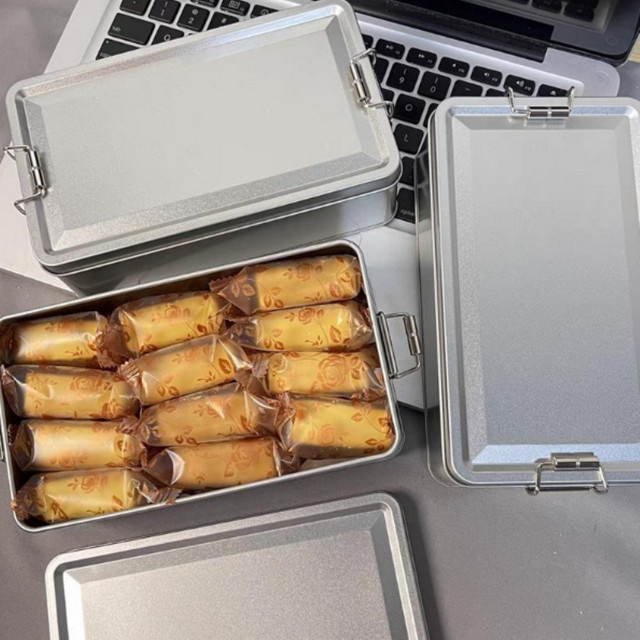 Rechteckiger Aufbewahrungsbehälter aus Weißblech mit Schnallendeckel in Silber für Lebensmittel wie Kuchen oder Süßigkeiten - Bild 1