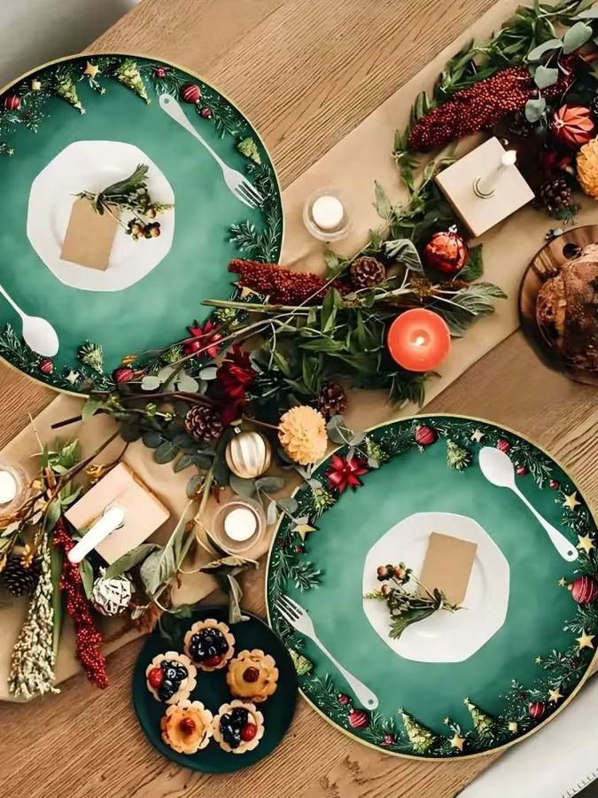 VIKAMA 4er Set Weihnachts Tischsets mit Goldrand und weihnachtlichen Motiven in Rot und Gold - Bild 3