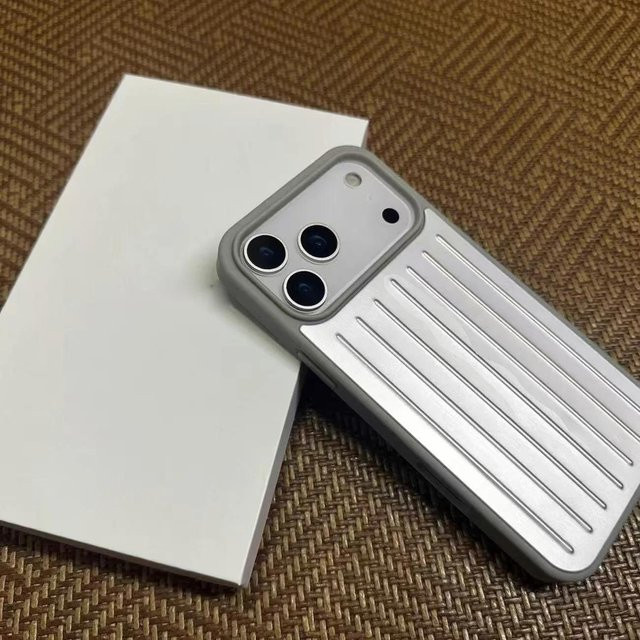 INS Stil Premium Luxus 3D Reisekoffer Handyhülle aus Aluminiumlegierung für iPhone 17 Pro Max, iPhone 16, iPhone 15, iPhone 14 und iPhone 17 Pro in Silber - Bild 1