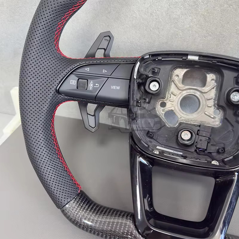 Multifunktions-Lenkrad mit rotem Logo und Kohlefaser-Optik für Audi Q5 Q5L FY sowie Q7 4M und Q8 in Schwarz - Bild 5