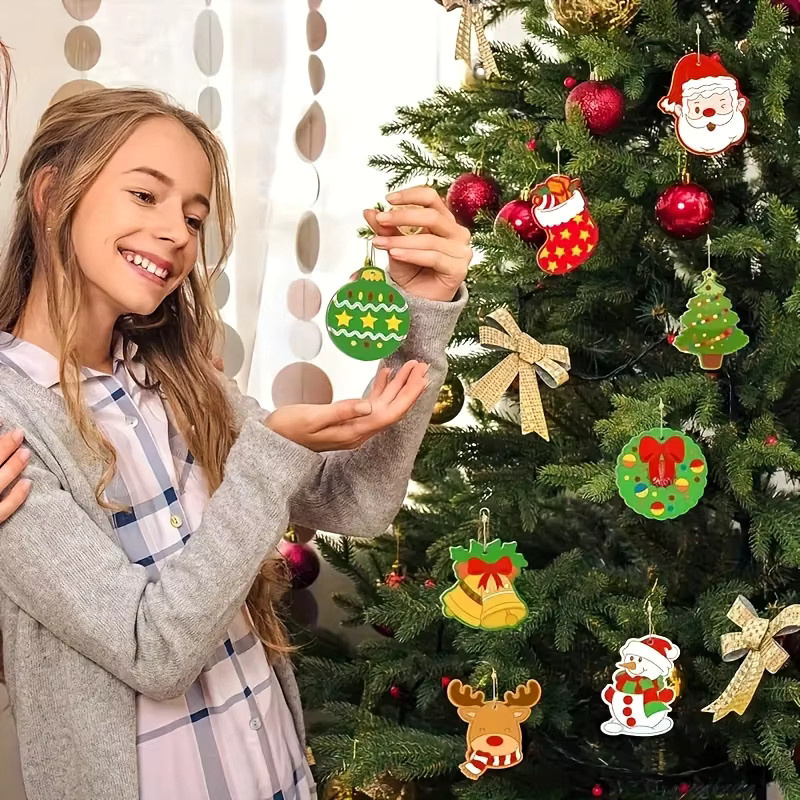 DUTRIEUX Weihnachtsschmuck aus Holz Set mit Socken, Glocken und Schneeflocken in Weiß, 80 Stück mit 20 m Juteseil für DIY Weihnachtsdekoration - Bild 4
